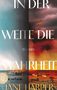 Text „IN DER WEITE DIE WAHRHEIT ROMAN JANE HARPER“. Links graues, rechts orangenes Farbschema, Landschaftsbild., Buch