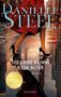 „DIE LIEBE KENNT KEIN ALTER“ steht über eleganten Frauenbeinen auf nasser Straße. Ein roter Rock schwingt im Gehen., Buch