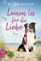 „Leinen los für die Liebe“, Roman von Petra Schier. Ein Hund am Strand mit einem Seil im Maul, ein Leuchtturm im Hintergrund., Buch