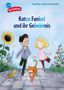 „Katze Funkel und ihr Geheimnis“. Zwei Kinder mit einer Katze, Pflanzen und eine Schildkröte auf einem Gehweg mit Kreidezeichnungen., Buch