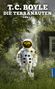 "T.C. BOYLE, DIE TERRANAUTEN, ROMAN." Ein Astronaut in einem grünen, überwucherten Garten mit einem Haus im Hintergrund., Buch
