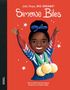 "Simone Biles" in geschwungener Schrift. Illustration: Ein lächelndes Mädchen mit Medaillen und ausgebreiteten Armen., Buch