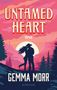 "UNTAMED HEART", "ROMAN", "GEMMA MORR" in kräftiger Schrift. Paar umarmt sich vor Sonnenuntergang.