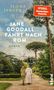 Buchtitel "Jane Goodall fährt nach Rom" von Ilona Jerger. Zwei Personen spazieren in einem Garten, eine trägt Weiß., Buch