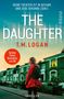 „DEINE TOCHTER IST IN GEFAHR. UND JEDE SEKUNDE ZÄHLT. THE DAUGHTER T.M. LOGAN. Sunday Times-Bestseller aus UK. THRILLER.“ Eine Frau mit rotem Mantel auf einer Straße vor einer Häuserreihe., Buch