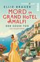 Buchtitel: "Mord im Grand Hotel Amalfi: Der süße Tod". Illustration: Eine elegante Frau in Gelb blickt aufs Meer.