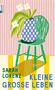 „SARAH LORENZ KLEINE GROSSE LEBEN“ in farbigen Buchstaben. Illustration zeigt einen grünen Stuhl und eine Vase mit Blumen., Buch