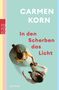 "CARMEN KORN, In den Scherben das Licht. Zwei Menschen tanzen, aus der Vogelperspektive betrachtet. 'Roman' steht unten.", Buch