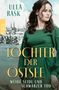 Text: „Ulla Rask“, „Tochter der Ostsee“, „Weiße Seide und Schwarzer Tod“, „rororo“. Frau in grünem Kleid vor Stadtansicht., Buch