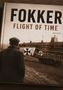 "FOKKER FLIGHT OF TIME NOVEL". Ein Mann blickt auf ein historisches Gebäude mit Flugzeugteilen und einem Auto., Buch