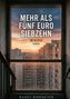 Text: “Mehr als fünf Euro siebzehn, im Block, Roman.” Blick aus einem Treppenhausfenster auf Plattenbauten im Sonnenuntergang., Buch