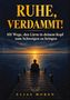 "RUHE, VERDAMMT! 101 Wege, den Lärm in deinem Kopf zum Schweigen zu bringen. Elias Moren." Illustration: Person sitzt auf Steg bei Sonnenuntergang., Buch