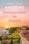 Text: "Mary Kay Andrews, Sonnenschein im Gepäck, Roman". 

Illustration: Küstenlandschaft bei Sonnenuntergang mit Haus, Blumen, Klippen.