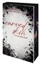 Buchcover mit Text: "carved skin. Ich bin dein Ende." Umgeben von roten und schwarzen Blumen, ein Mann mit Pistole., Buch