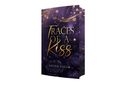 Text: "Traces of a Kiss" und "Nicole Tailor". Buchcover mit lila Hintergrund, goldenen Elementen und Blumen., Buch