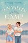 Oben im Bild stehen groß die Worte: "Sun Valley Camp" und "Summer of Shadows". Zwei Personen in Freizeitkleidung vor einer Berglandschaft., Buch