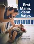 "Erst Mann, dann Vater. Daniel Janzen. Warum es für's Vatersein ganze Männer braucht." 
Ein Mann beugt sich lächelnd über ein Baby im Bettchen., Buch