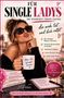 "Für Single Ladys", "Mehr Ich Weniger Drama." Frau in Sonnenbrille, hält eine Tasse, Bücherstapel, Pariser Kulisse im Hintergrund., Buch