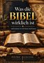 „Was die Bibel wirklich ist“ steht groß, darüber eine geöffnete Bibel, alte Schriftrollen und eine Weltkarte., Buch