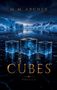 Text: "M. M. Archer", "Cubes", "Novelle". Drei leuchtende Eiskuben auf einem gefrorenen See vor einer eisbedeckten Landschaft., Buch