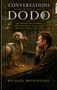Titel: "Conversations with a Dodo". Ein Mann betrachtet lächelnd einen ausgestopften Dodo in einem Museum., Buch