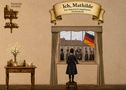 "Ich, Mathilde", historisch inspiriertes Vorlesebuch, Banner-Stil. Kind schaut aus Fenster, Fahne draußen, alte Kleidung., Buch