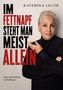 Titel: "Im Fettnapf steht man meist allein". Darunter eine Frau mit hellen Haaren in schwarzem Outfit, skeptischer Ausdruck., Buch