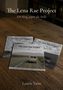 "The Lena Rae Project", "Ein Song gegen die Stille", "Lauris Vane". Drei CDs auf Holztisch, zwei mit Landschaft und Bus., Buch