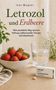 Letrozol und Erdbeere, Buchcover. Schale mit Erdbeeren, Glas Wasser und Schachtel mit Tabletten auf Holztisch., Buch