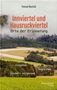 "Thomas Neuhold, Innviertel und Hausruckviertel: Orte der Erinnerung. hingehen, begreifen, niemals vergessen, Anton Pustet Verlag."  
Landschaft mit Feldern und Wald unter Nebel., Buch