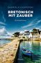 Text: "Gabriela Kasperski, Bretonisch mit Zauber, Kriminalroman." Ein Steg führt zu malerischen Häusern am Meer, ein Boot liegt im Wasser., Buch