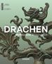 „DRACHEN: Mythos und Wirklichkeit“. Skulptur eines detailreichen Drachen auf grauem Hintergrund.