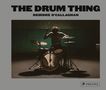 "The Drum Thing" oben, "Deirdre O’Callaghan" darunter. Ein Schlagzeuger spielt leidenschaftlich im Schatten.