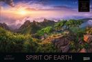 "Spirit of Earth". 2027. Sonnenuntergang über einer Berglandschaft mit lebhaftem Himmel und grüner Vegetation im Vordergrund., Kalender