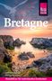 Text: "Bretagne", "Reiseführer für individuelles Entdecken". Küstenlandschaft bei Sonnenuntergang, felsiger Strand., Buch