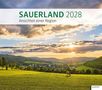"Sauerland 2028, Ansichten einer Region." Eine malerische Landschaft bei Sonnenuntergang mit Weide und Hügeln im Hintergrund.