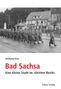 Wolfgang Benz, "Bad Sachsa: Eine kleine Stadt im »Dritten Reich«". Schwarzweiß-Foto von marschierenden Soldaten vor einem Gebäude., Buch