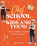 "Chef School for Kids and Teens" in großen Buchstaben, Kochmotive und zwei Kinder in Kochuniformen., Buch