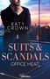 Text: „KATY CROWN“, „SUITS & SCANDALS“, „OFFICE HEAT“. Ein Mann im Anzug vor einer Stadtlandschaft bei Sonnenuntergang., Buch