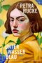 Text: "PETRA HUCKE, UNTER WASSER BLAU, ROMAN, EISELE." Porträt einer Frau vor gelbem Hintergrund mit grünen Blättern.