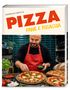 "Domenico Gentile, PIZZA, PANE E FOCACCIA." Ein Mann mit roter Schürze dekoriert eine Pizza mit Basilikum., Buch