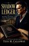 "Shadow Ledger" und "Tess M. Calloway". Ein Mann im Anzug blickt nachdenklich. Vor ihm liegt ein Buch mit "Confidential"., Buch