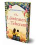 "The Lion Women of Tehran" von Marjan Kamali. Drei Frauen in gelben Hemden umarmen sich vor einer Moschee, umrahmt von Blumen.
