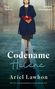 Titel: "Codename Hélène". Autorin: Ariel Lawhon. Frau in dunklem Mantel, rote Handschuhe, steht auf nassem Kopfsteinpflaster., Buch