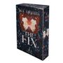 "THE FIX" von Mia Sheridan, umgeben von einem Schmetterling und blauen Blättern. Im unteren Bereich ist ein Logo.