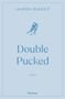 "Double Pucked" und "Lauren Blakely" auf blauem Hintergrund. Illustration eines Eishockeyspielers., Buch