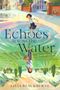 „Echoes Across the Water“ und „Livia Blackburne“. Ein Mädchen läuft durch eine Wasserpfütze, darin spiegelt sich eine Landschaft., Buch