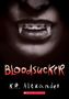 "Bloodsucker" steht in blutroter Schrift. Darunter "K.R. Alexander". Ein Mund mit Vampirzähnen und Zahnspange ist zu sehen., Buch