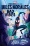 "Miles Morales: Bad Vibes", ein Spider-Man Graphic Novel. Comic-Stil. Miles springt dynamisch durch eine bunte Stadt., Buch