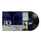"RQ" und "DUALITY" auf einem Schallplattencover mit dunkelblauem Design. Zwei Fotos von Personen, eine Schallplatte sichtbar.
